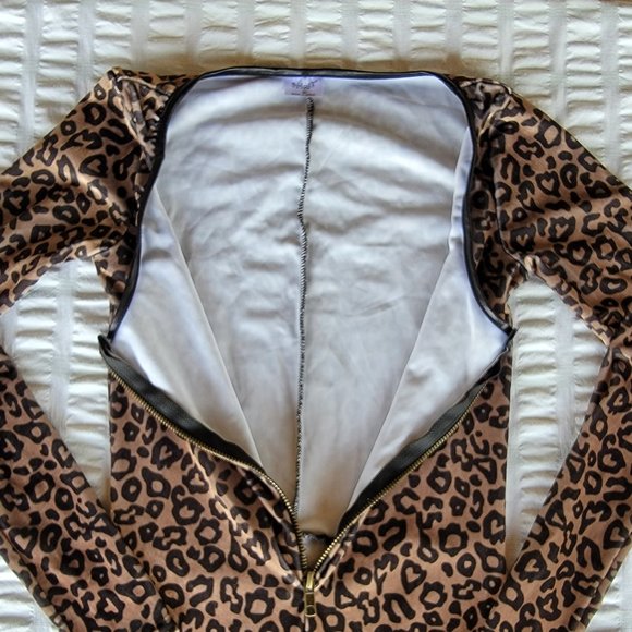 Spirit Halloween Adult Cheetah Catsuit Costume - Picture 7 of 9